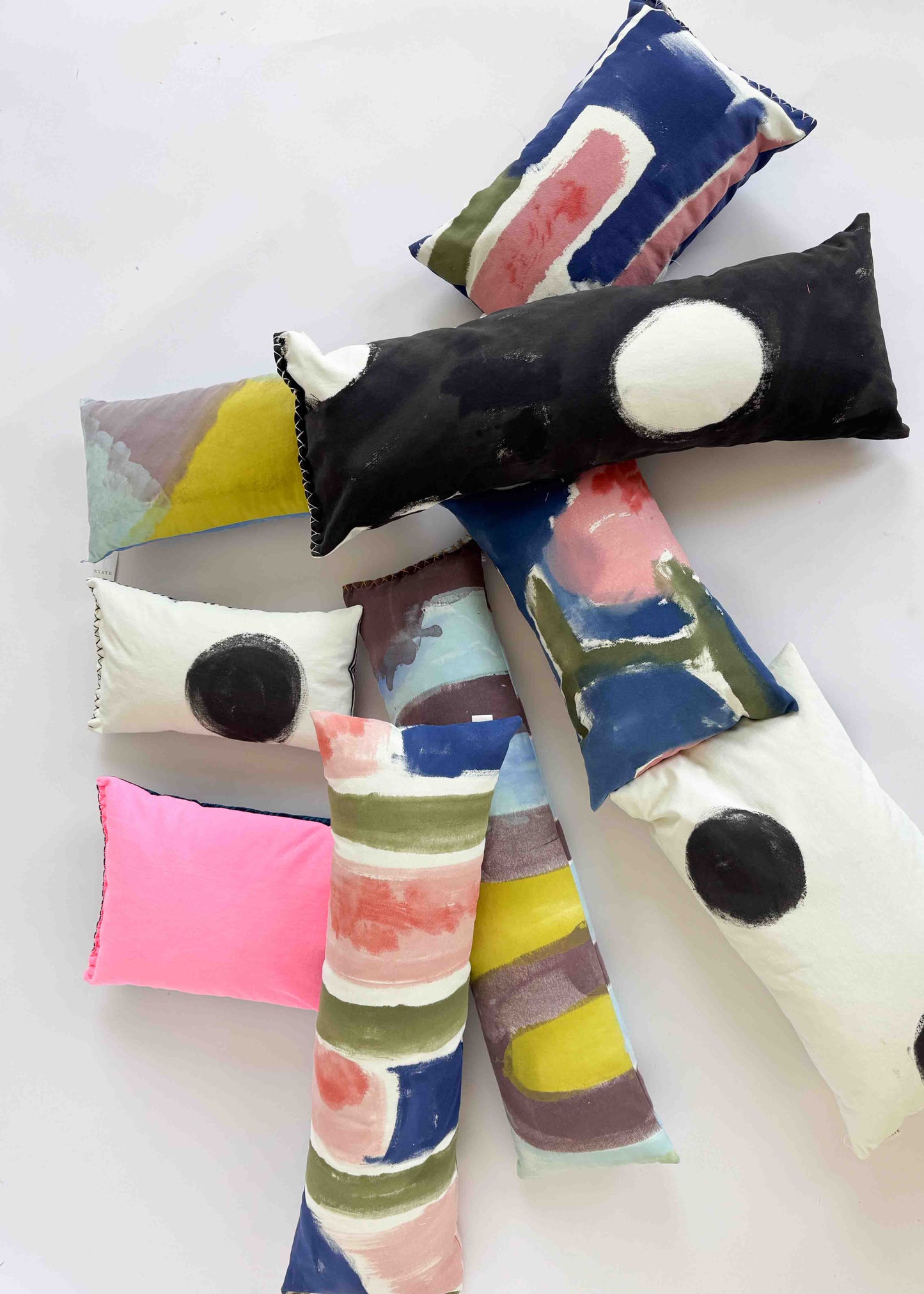 BOLSTER CLOUD CUSHION / TWO DOTS