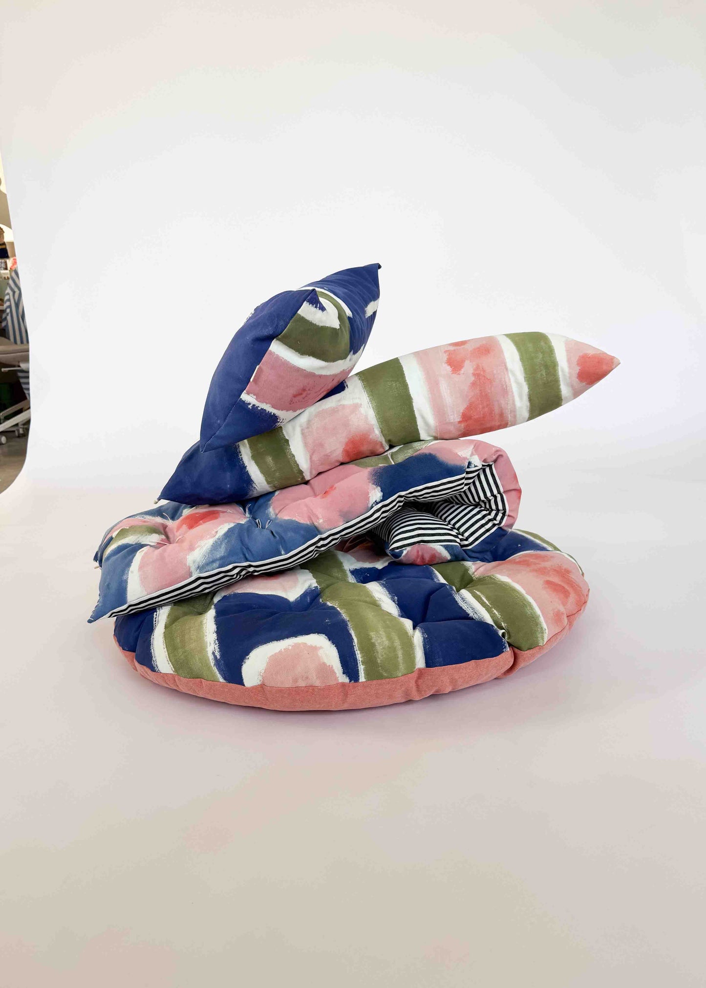 BENCH CLOUD CUSHION / WATER FLOWERS