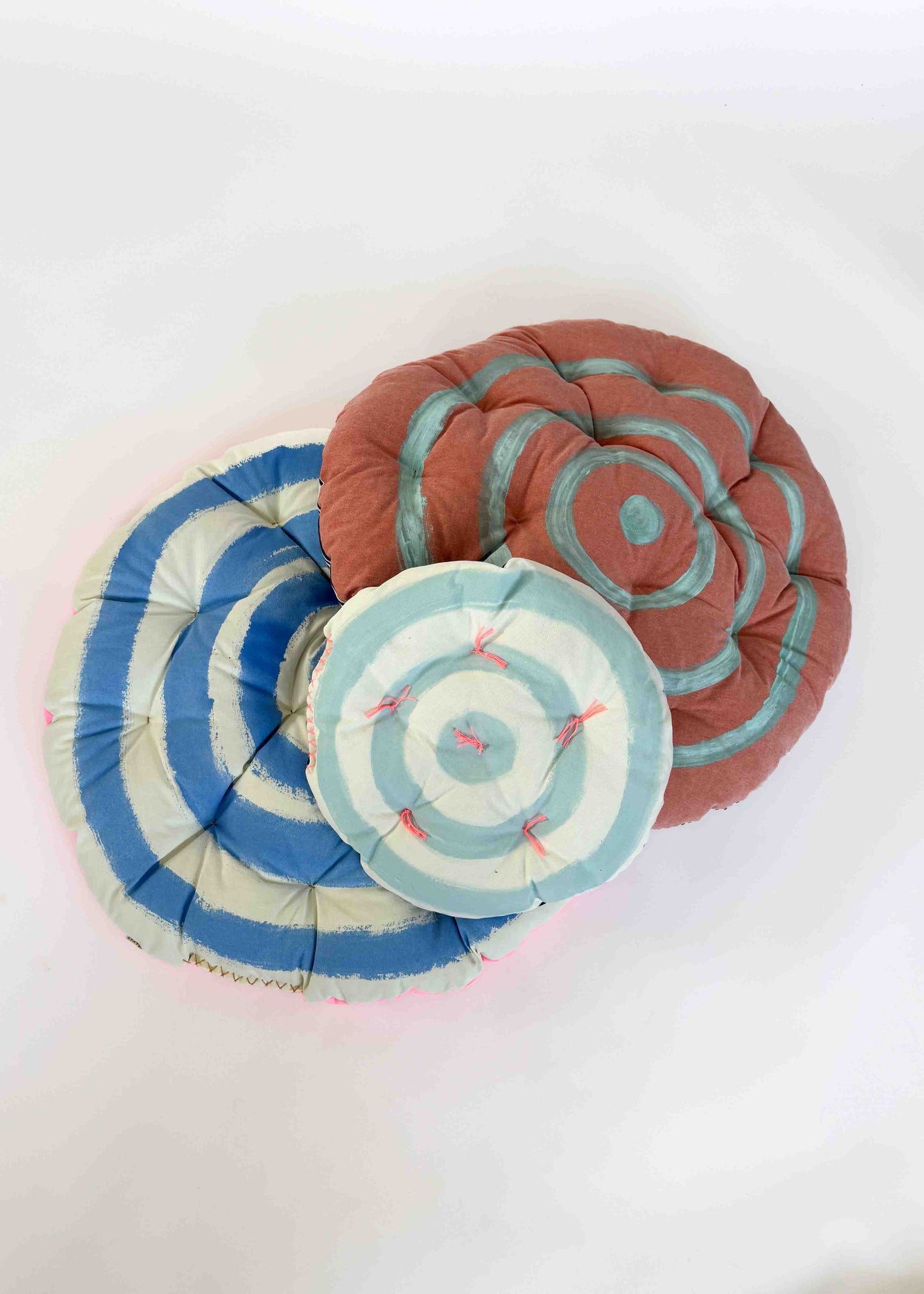 BIG CIRCLE CLOUD CUSHION / CORAL RINGS