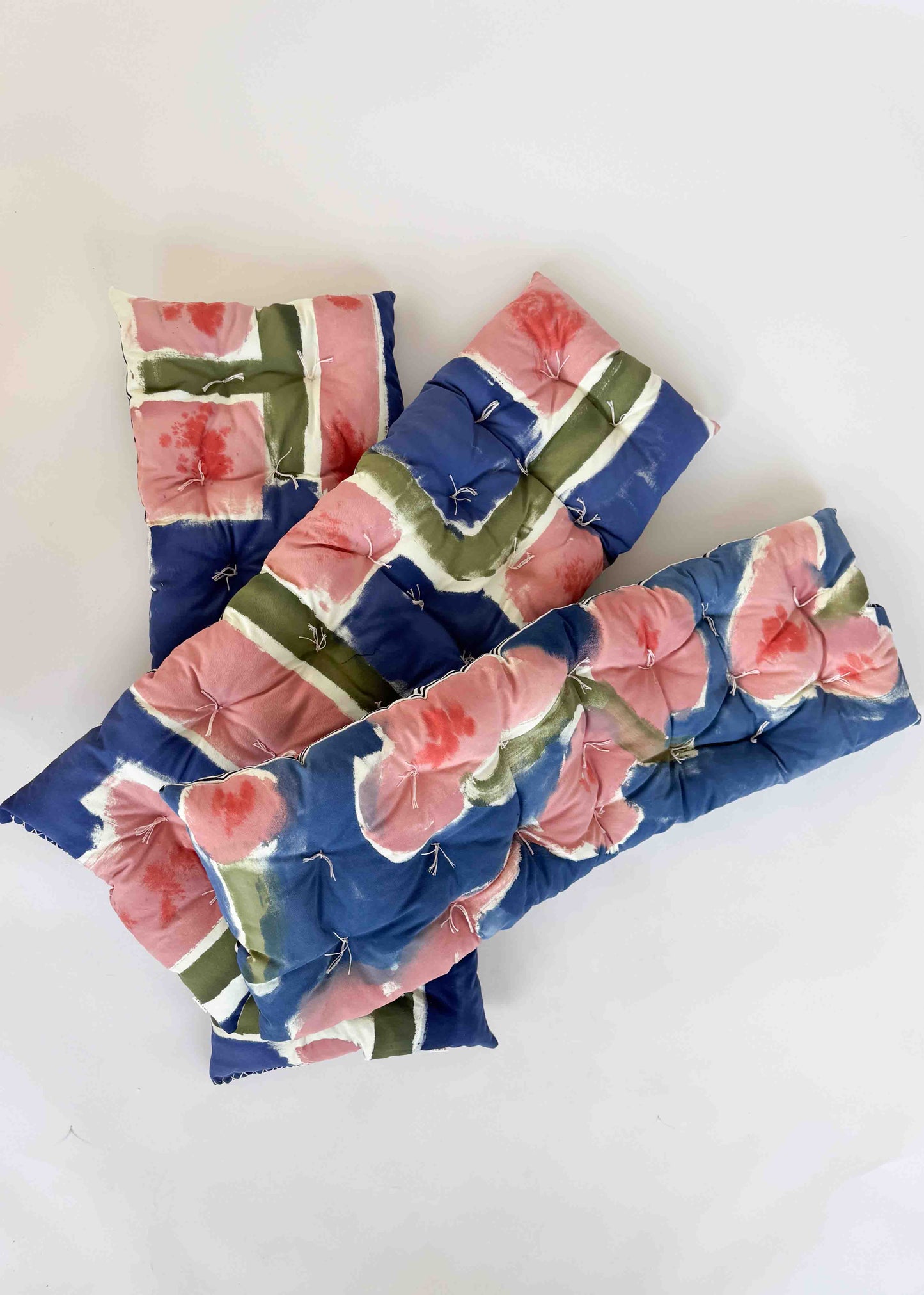 BENCH CLOUD CUSHION / WATER FLOWERS