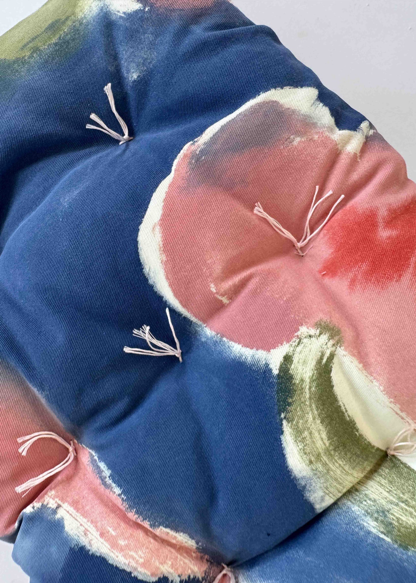 BENCH CLOUD CUSHION / WATER FLOWERS